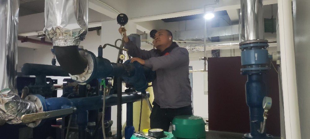 開盛供熱公司啟動(dòng)換熱站注水打壓檢測(cè)工作